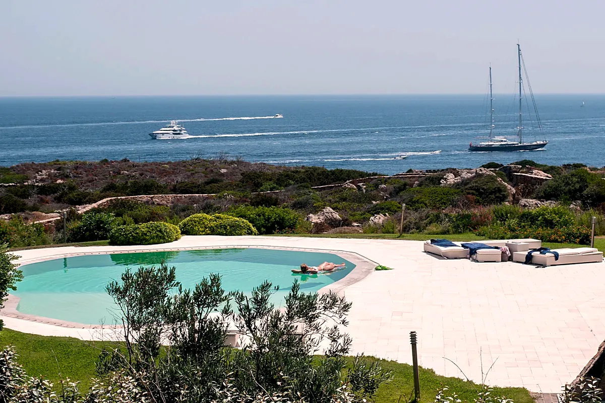 Villa Cala Granu — gli interni luminosi